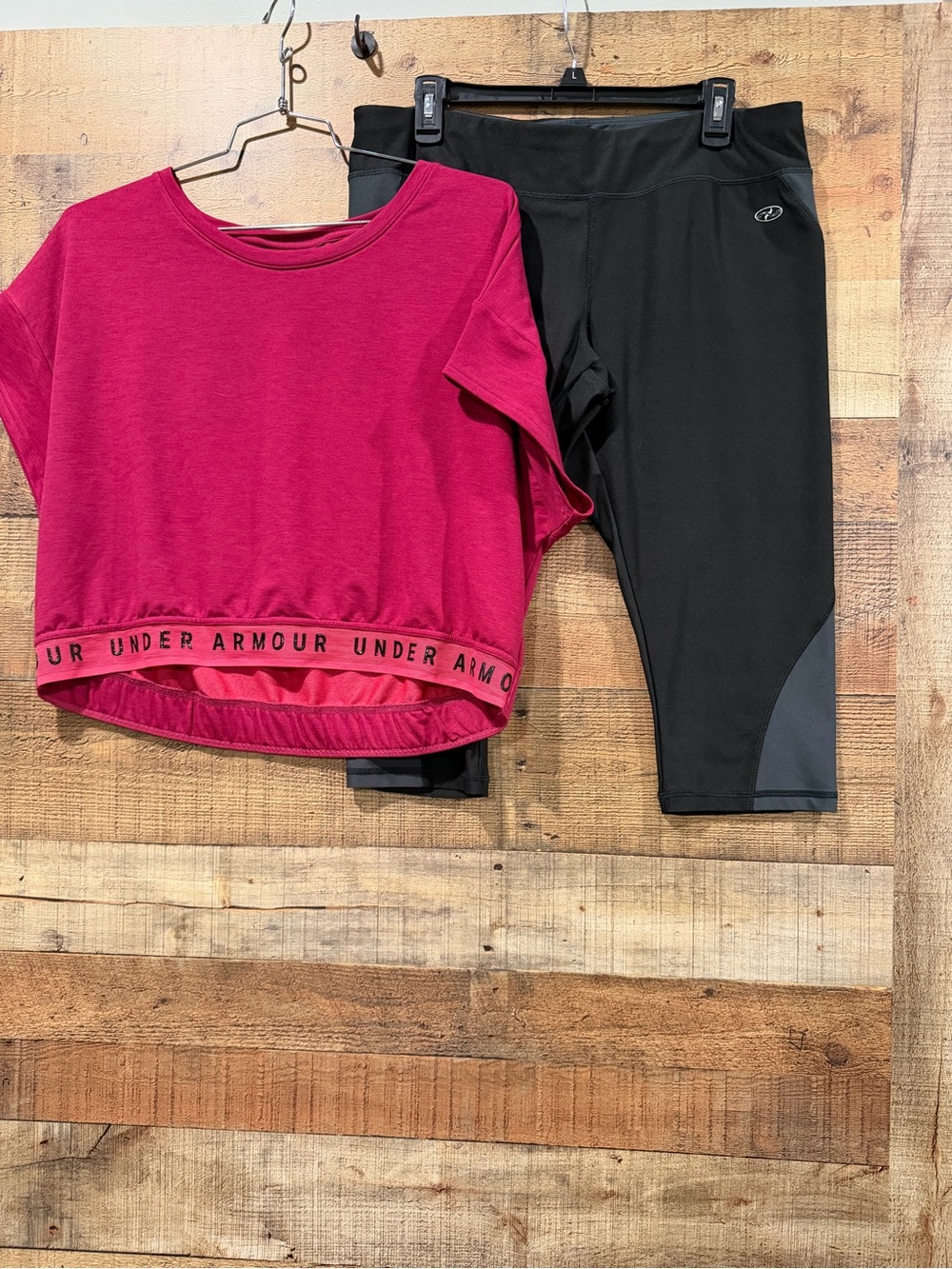 Under Armour Magenta Crop XL Tee with Black Capri Leggings by NYL Sport Size XL